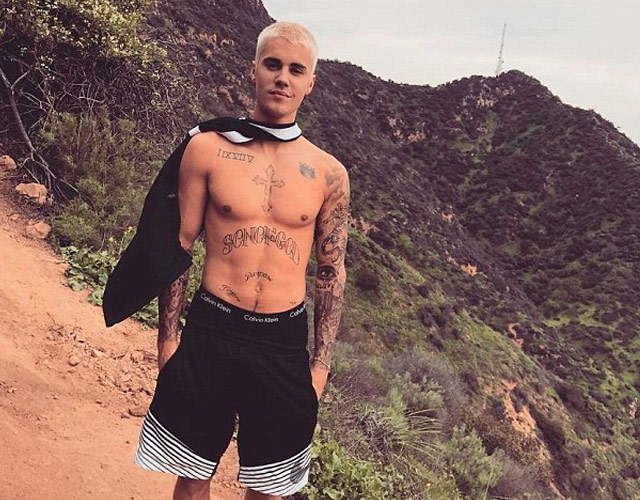 Justin Bieber sin camiseta y con capa