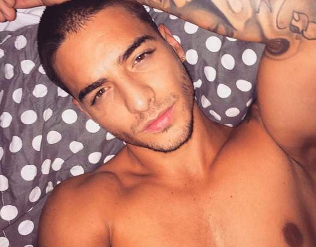 Maluma sin camiseta calienta las redes