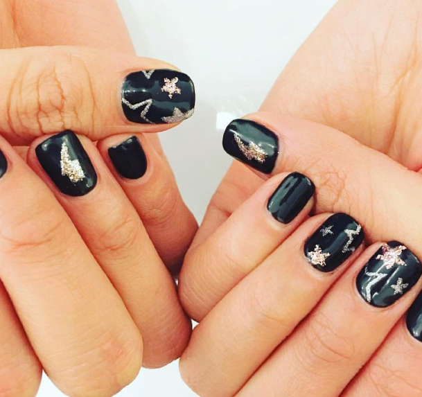 Estrellas y purpurina: ¡llegan las uñas galácticas!