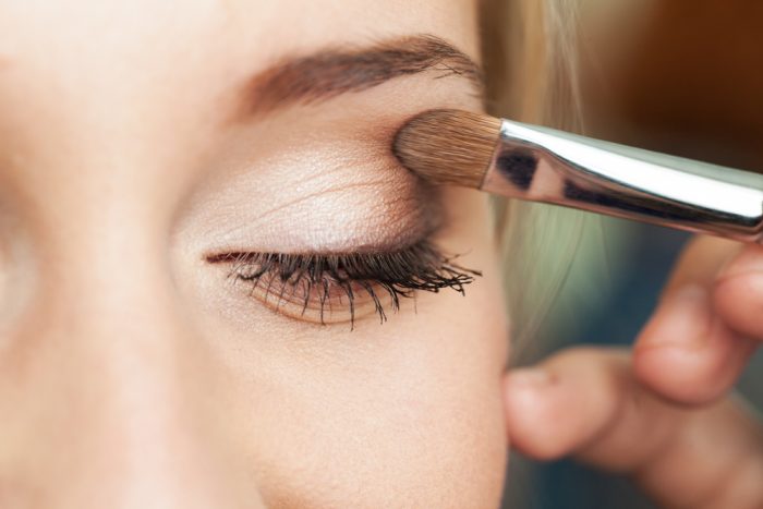 ¿Sabes cómo se hace el eye contouring, la tendencia de maquillaje del momento?
