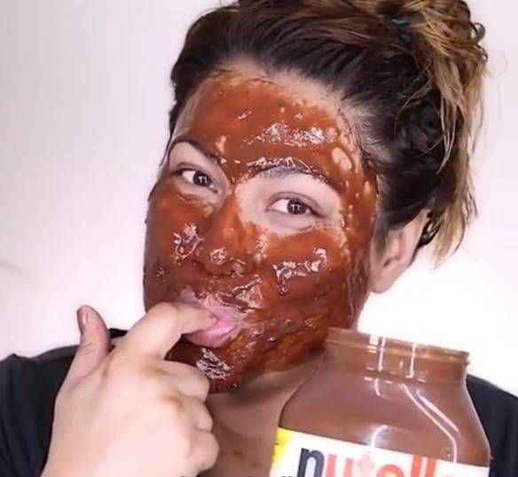 Esta bloguera asegura que lo mejor para el acné es... ¡la Nutella!