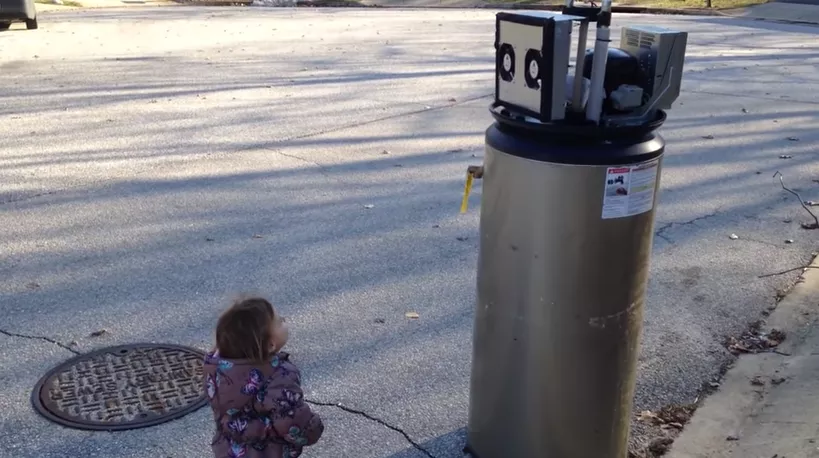 niña conoce robot