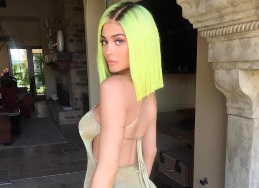 melena fluorescente kylie jenner