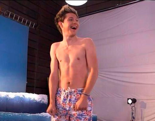 Niall Horan sin camiseta canta 'Slow Hands'