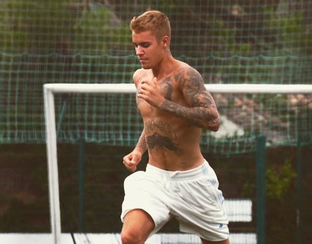 Justin Bieber sin camiseta y jugando al fútbol en Instagram