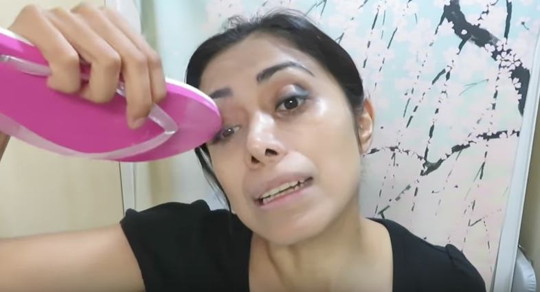La youtuber que se maquilla utilizando ¡una chancla!