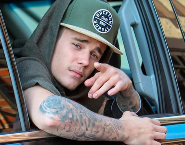 Justin Bieber, multado por usar el móvil mientras conducía Justin Bieber, multado por usar el móvil mientras conducía