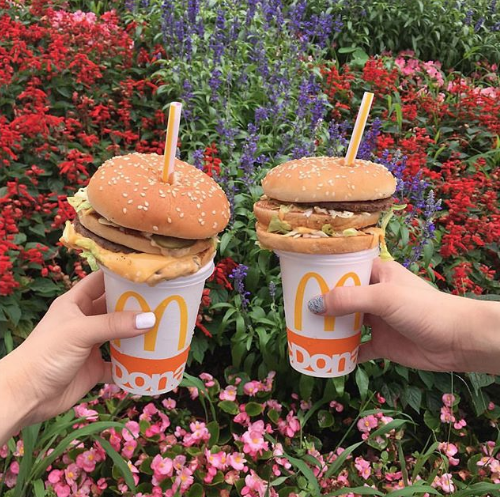 Llega la pajita-hamburguesa: ¿alguien entiende esta bebida?