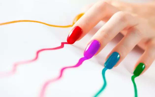 uñas que cambian de color