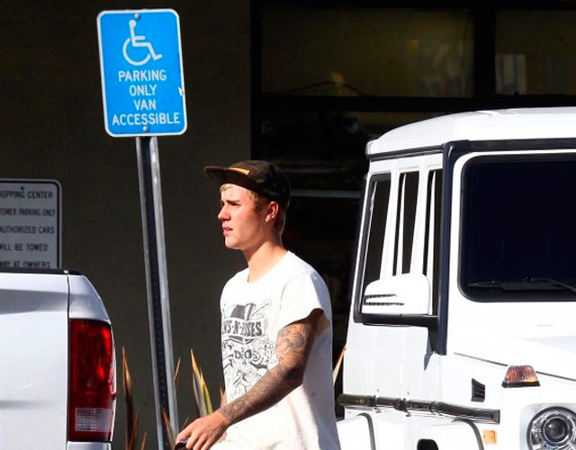 Justin Bieber aparca en una plaza para minusválidos Justin Bieber aparca en una plaza para minusválidos