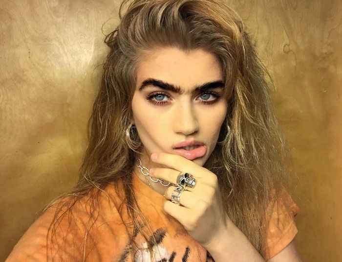 Esta chica está desafiando los cánones de belleza no depilando su entrecejo