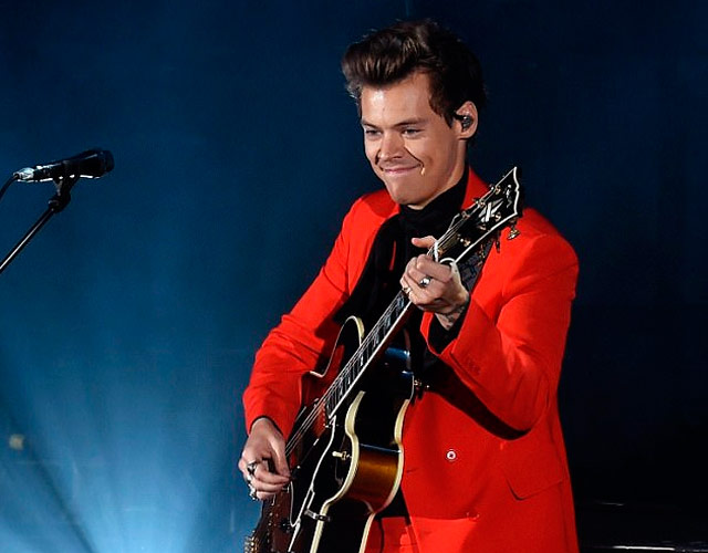 Polémica por un fan que le toca el pene a Harry Styles en concierto Polémica por un fan que le toca el pene a Harry Styles en concierto