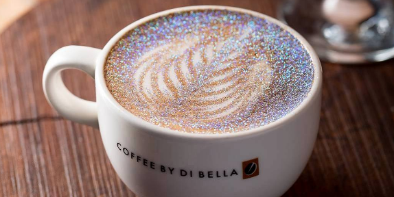 Capuccinos de purpurina: la tendencia que hará que te enganches al café