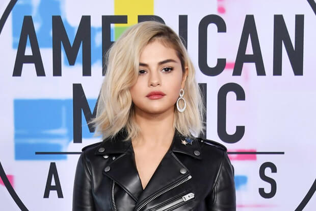 Selena Gomez acaba de encontrar el color de labios PERFECTO para rubias