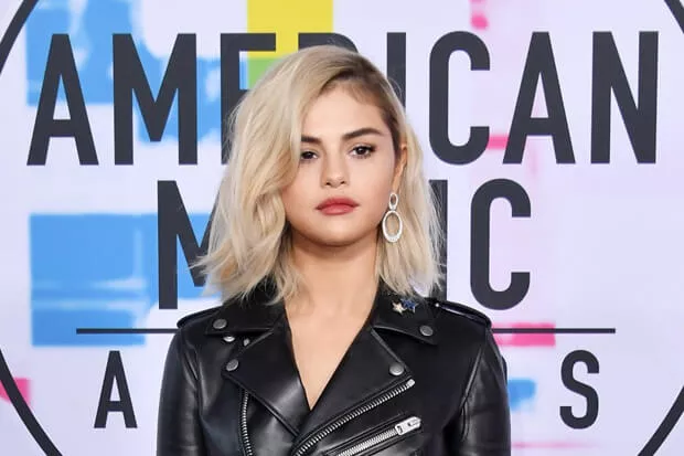 selena gomez labios rubia