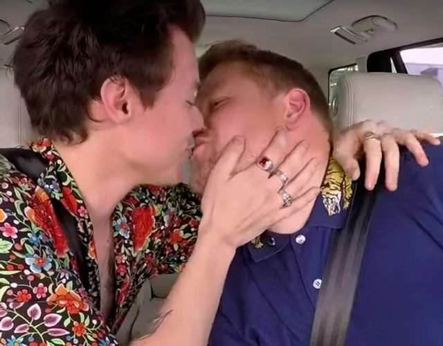 Harry Styles besa a James Corden en el villancico de 'Carpool Karaoke'