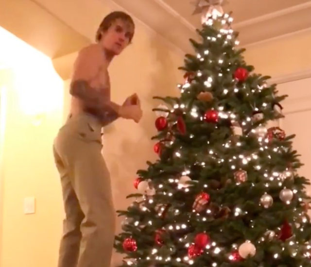 Justin Bieber sin camiseta para decorar su árbol de Navidad