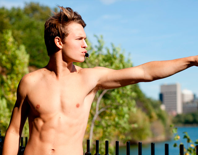 Ansel Elgort sin camiseta en su calendario benéfico