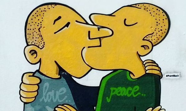 Estos graffiteros convierten las esvásticas en bonitos dibujos llenos de amor