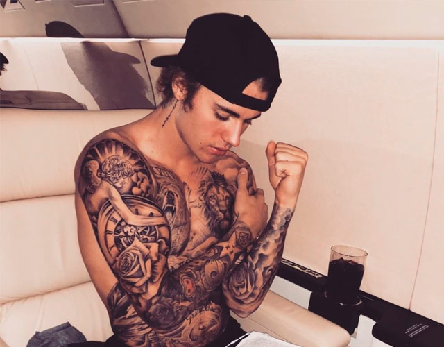 Justin Bieber sin camiseta leyendo la Biblia