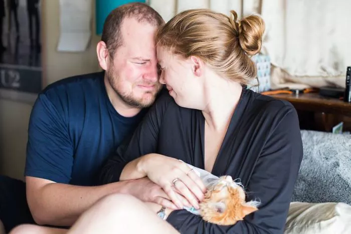 pareja simula parto con gato