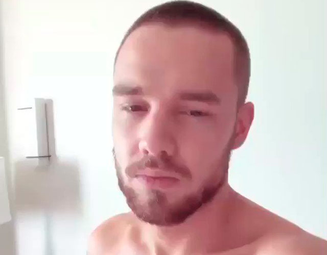 Liam Payne sin camiseta dice "me encantan las peras" en español