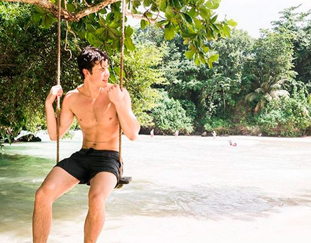 Shawn Mendes sin camiseta en un columpio anuncia "nuevo disco pronto"