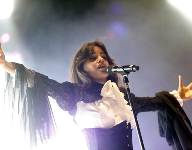 Camila Cabello, empujada en directo en un concierto en Chile