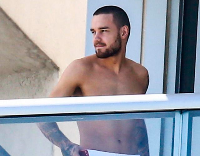 Pillan a Liam Payne sin camiseta con otra mujer