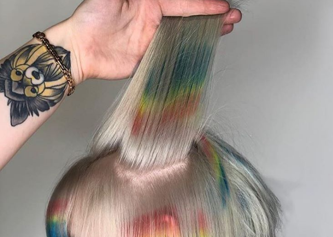 Los pequeños arcoiris en el pelo son tendencia