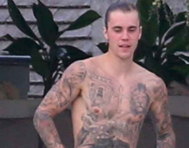 Justin Bieber sin camiseta con su primer amor