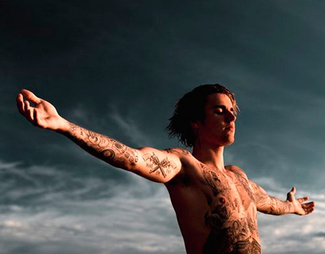 Justin Bieber sin camiseta enseña todos sus tatuajes