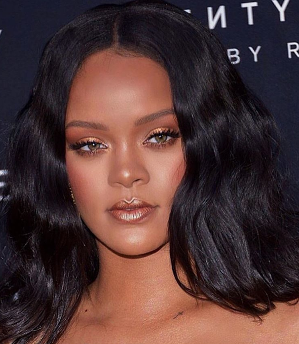 look dorado bronce rihanna