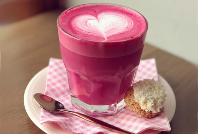 Descubre cómo se prepara el pink latte: el café rosa que arrasa en Instagram