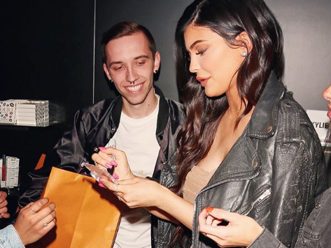 ¡Kylie Jenner regala un bolso de 1.700 euros a un fan!