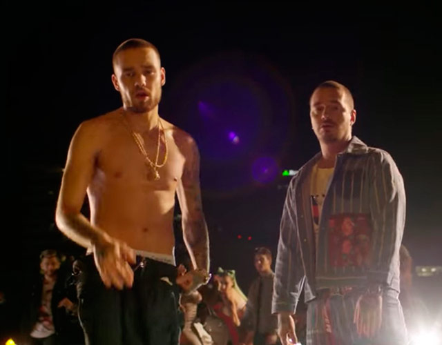 Liam Payne sin camiseta con J Balvin en el vídeo de "Familiar"