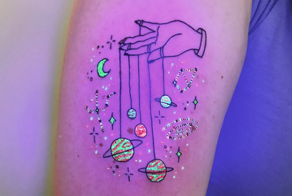 Estos tatuajes que brillan en la oscuridad son... ¡mágicos!