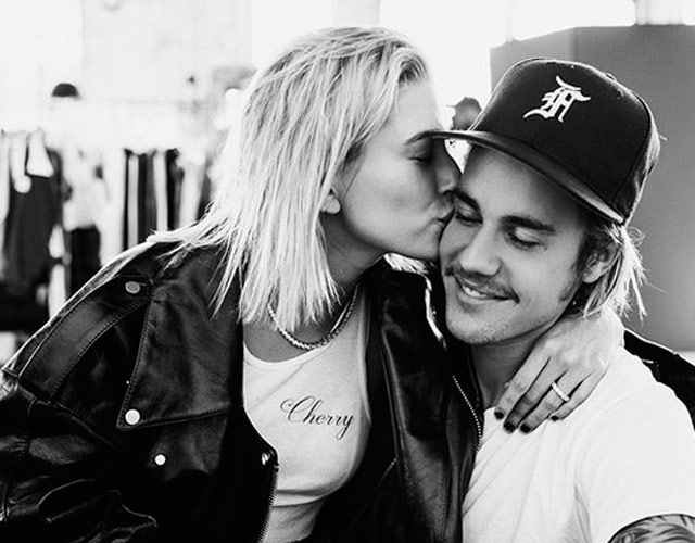 El apasionado beso de Hailey Baldwin y Justin Bieber en la piscina