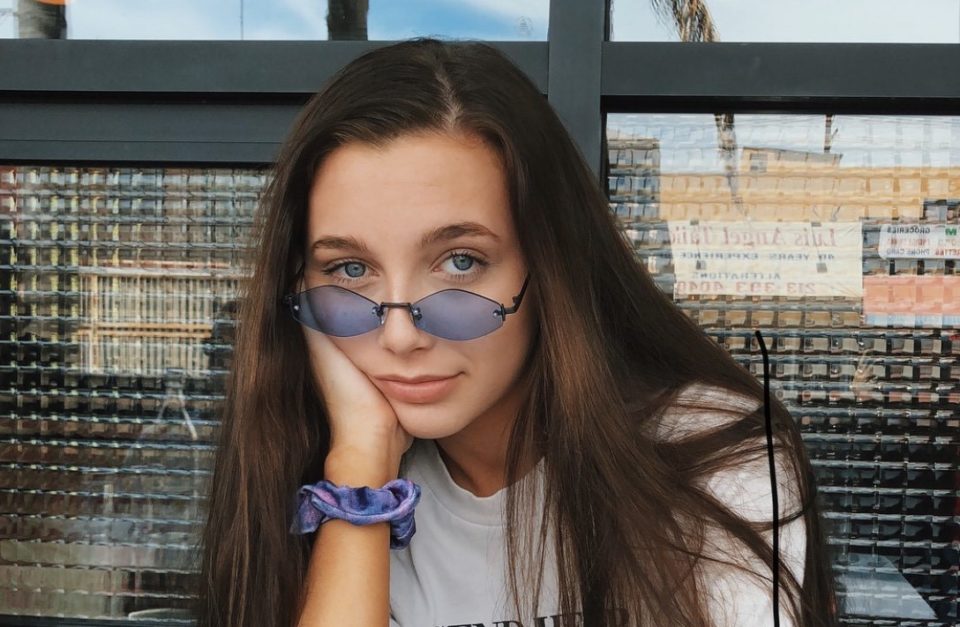  10 veces Emma Chamberlain usó las gafas de sol más geniales