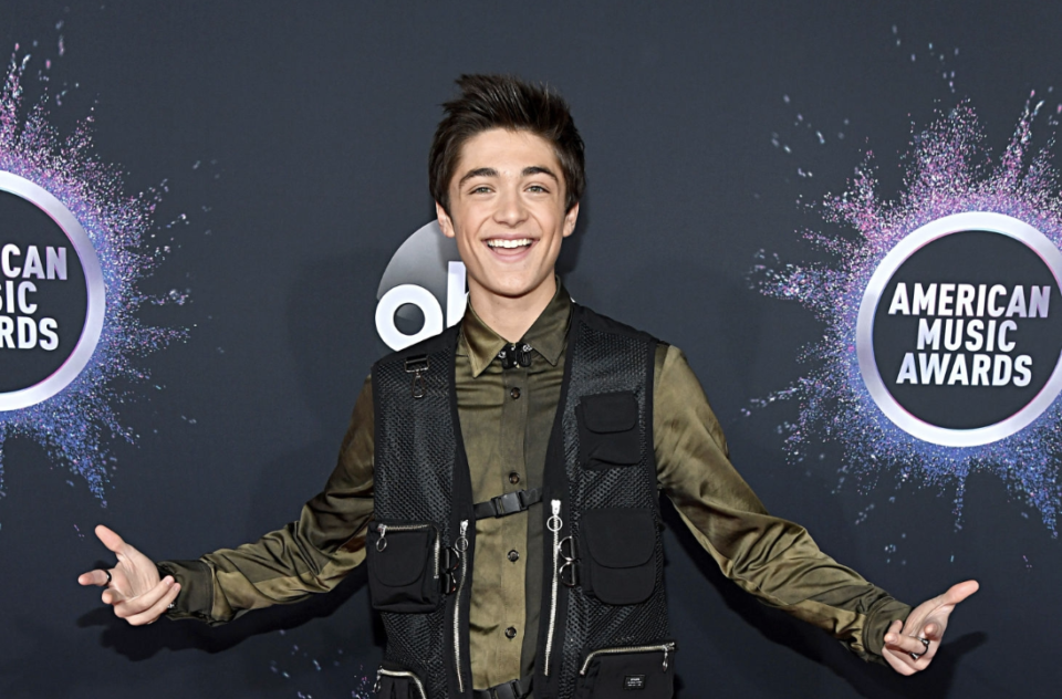  Asher Angel, Meg Donnelly & More Slay the AMAs Red Carpet