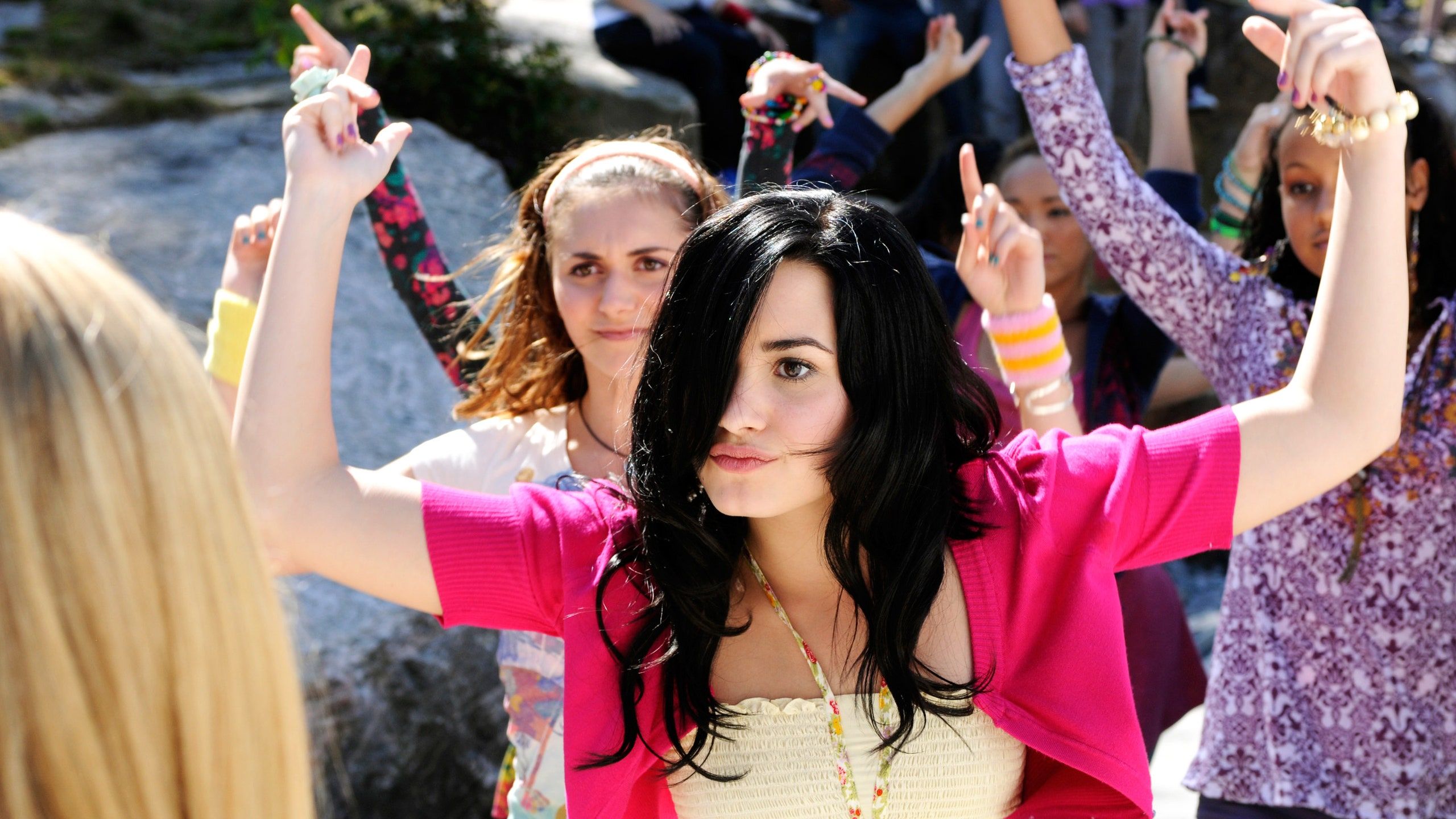 Demi Lovato acaba de reeditar "Campamento Rock" con su novio Max Ehrich y sus reacciones son graciosas.