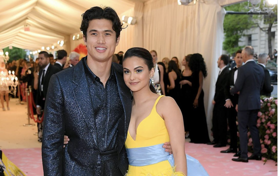 El reparto de Riverdale, Shawn Mendes y más aturdidos en la gala del Over-the-Top Met parece