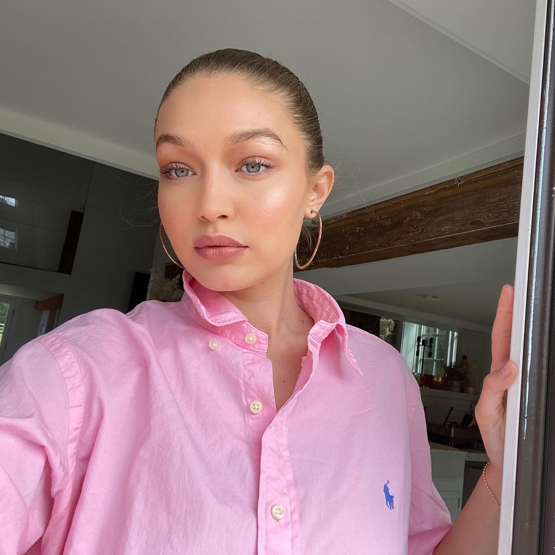 Gigi Hadid muestra su bulto de bebé en un pijama de la famosa marca Instagram Holiday the Label