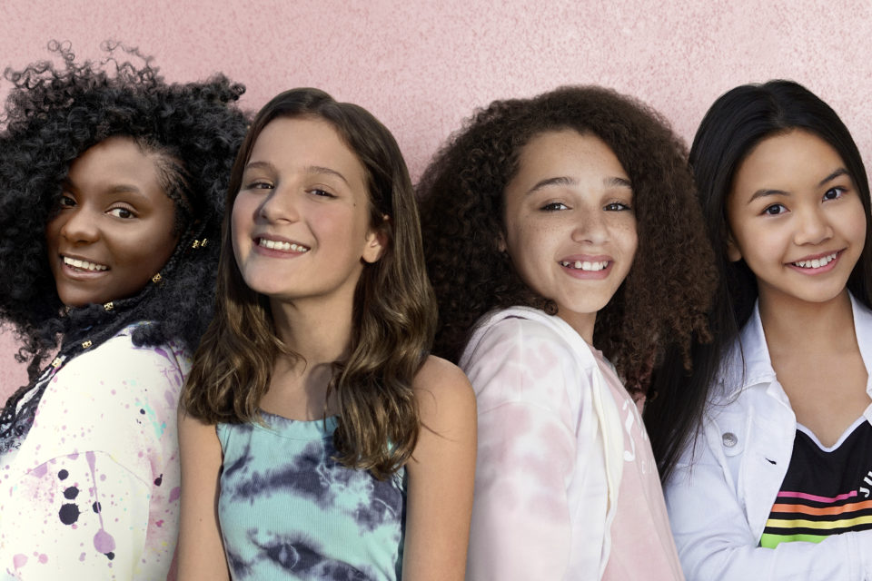  Hayley LeBlanc, Jessalyn Grace, Kheris Rogers y Corinne Joy se unen a su nuevo grupo de chicas para dirigir el mundo.