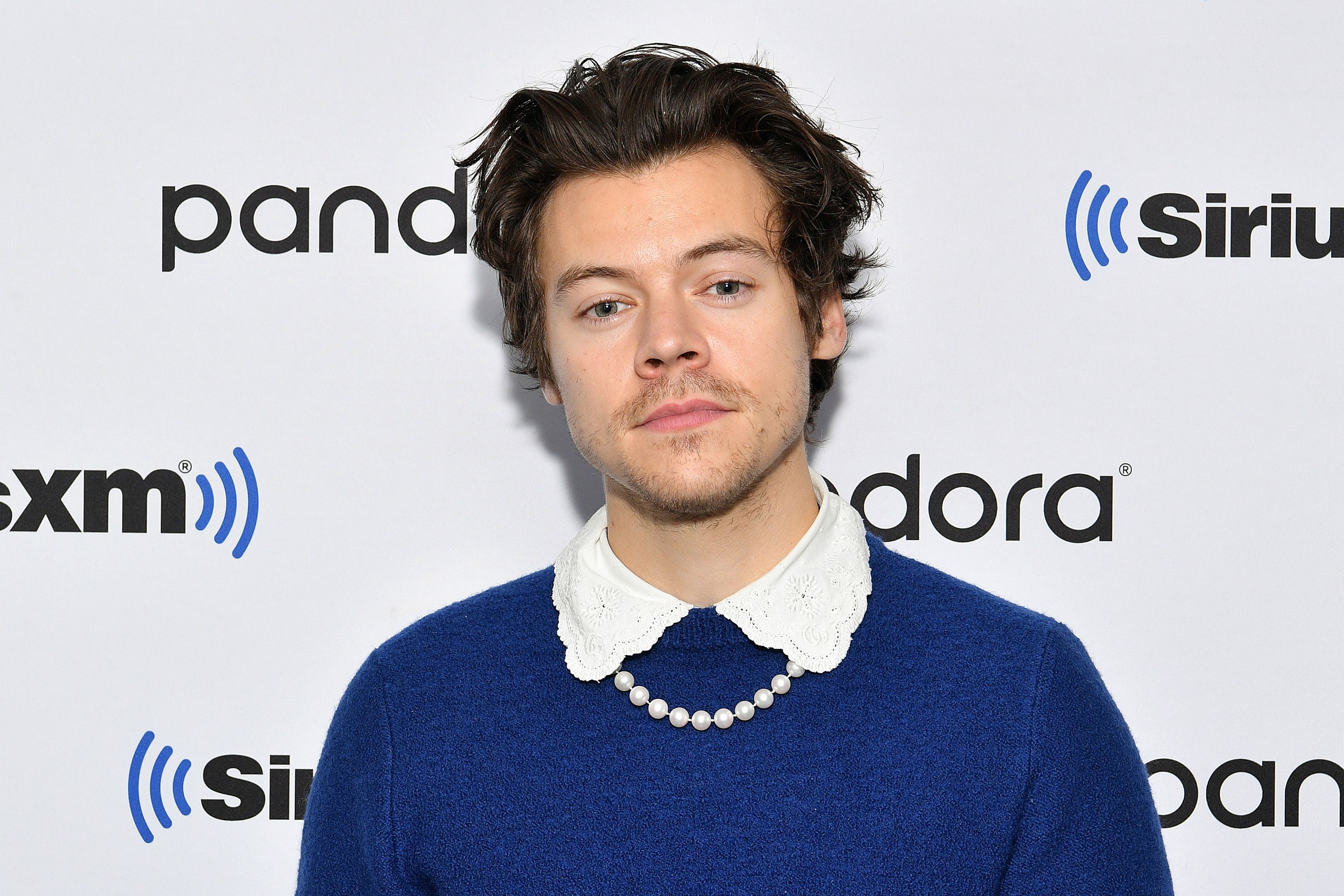 Internet tiene todo tipo de pensamientos sobre el nuevo bigote de Harry Styles