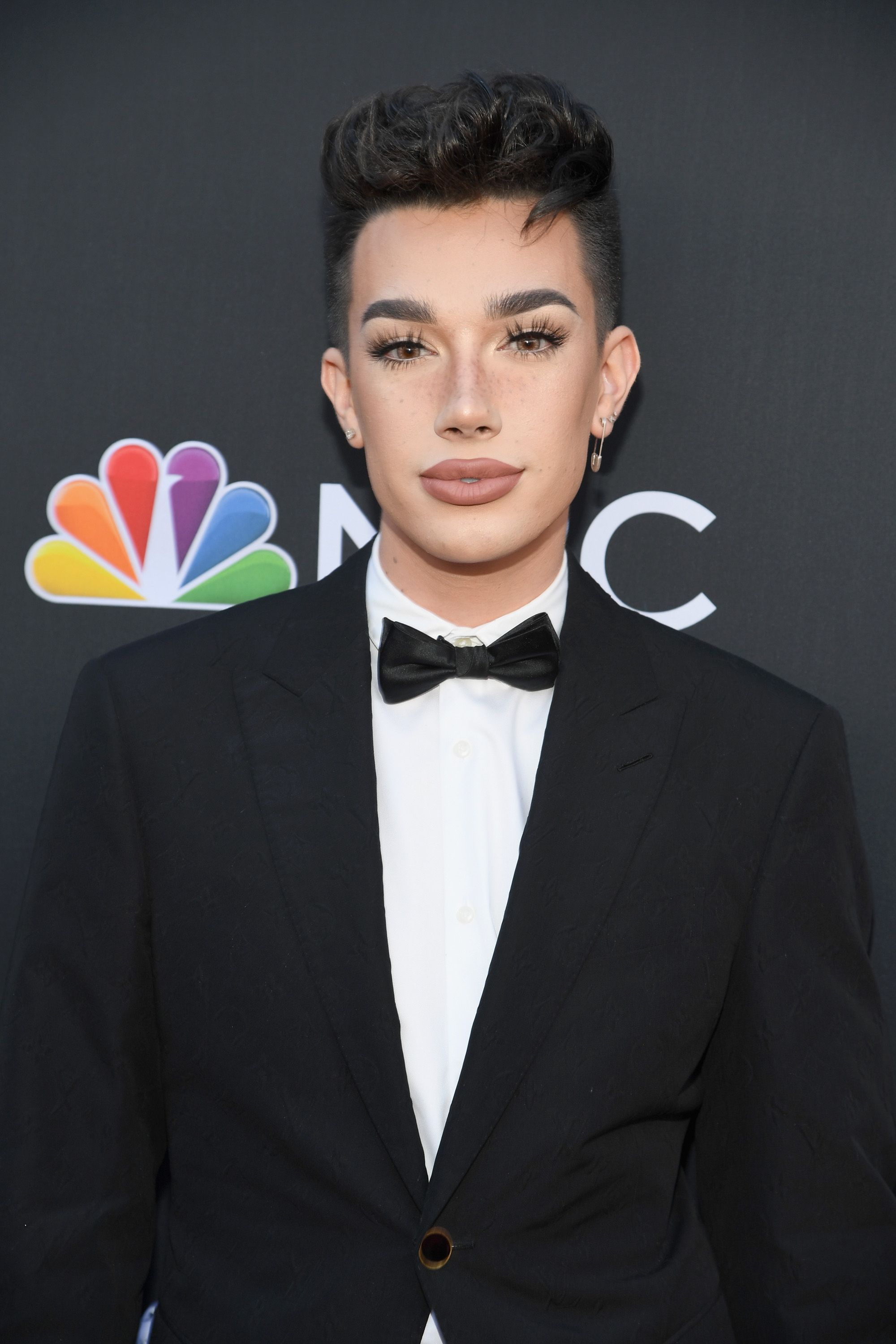 James Charles dice que se está "quedando fuera" del drama de Tati Westbrook y Shane Dawson