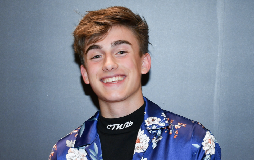  Johnny Orlando FaceTimes Asher Angel, Kenzie Ziegler y más en su video musical 'See You'.