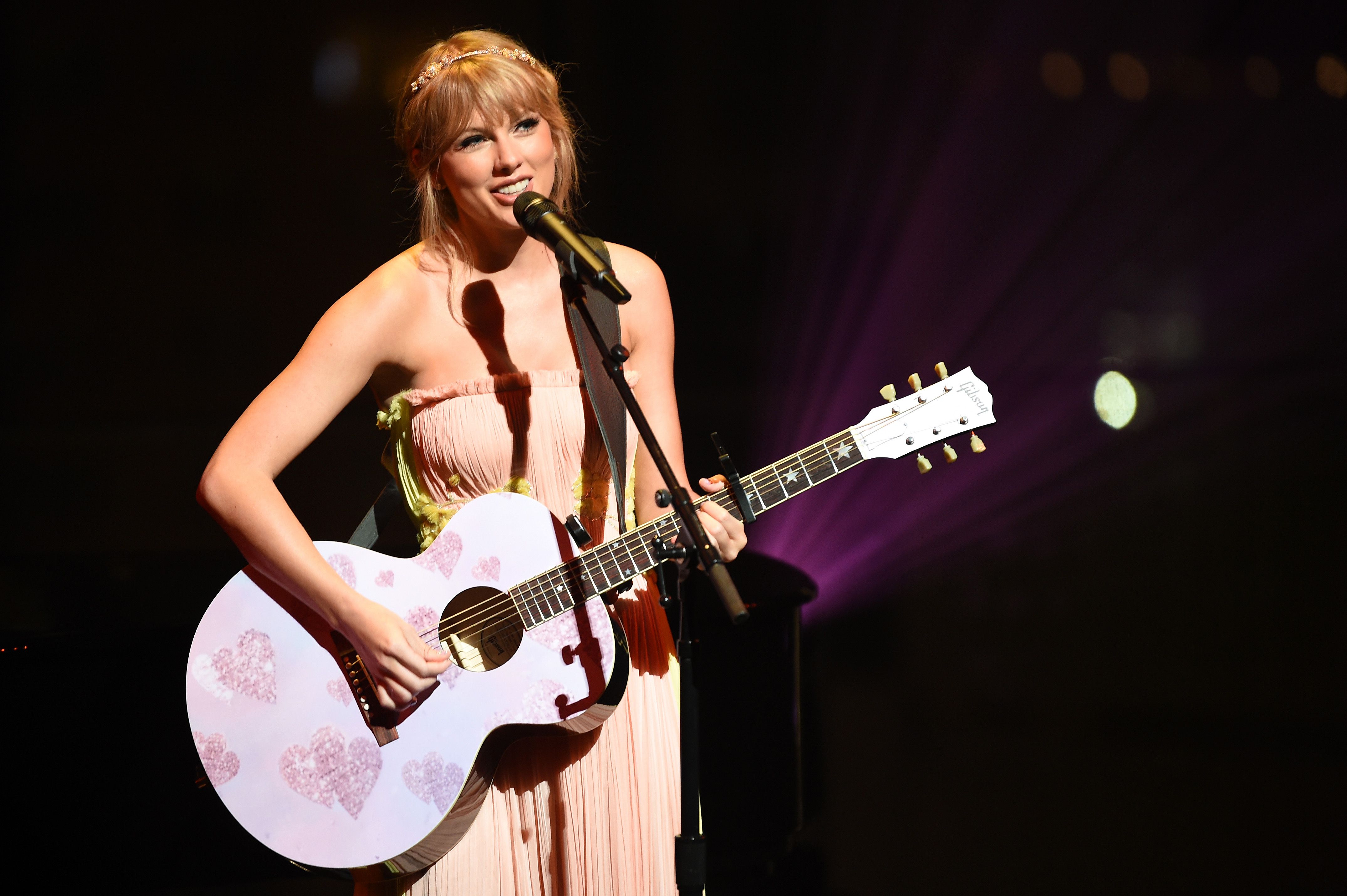 La canción "Exile" de Taylor Swift habla de relaciones tóxicas y se siente como una secuela de "La última vez"