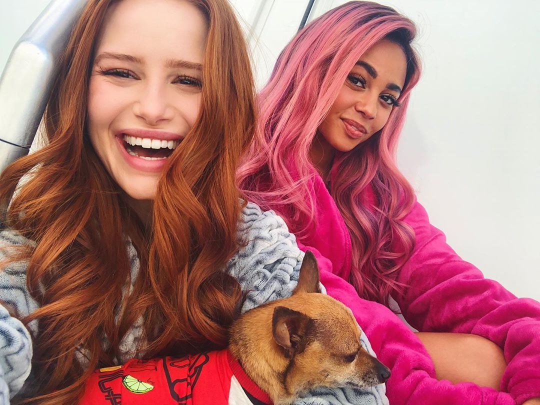 Madelaine Petsch defiende a su "Riverdale" Costar Vanessa Morgan tras las noticias del divorcio