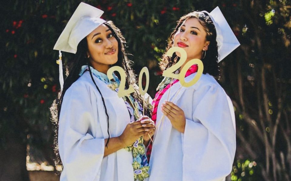  Nia Sioux, Connor Finnerty, & More celebran la graduación